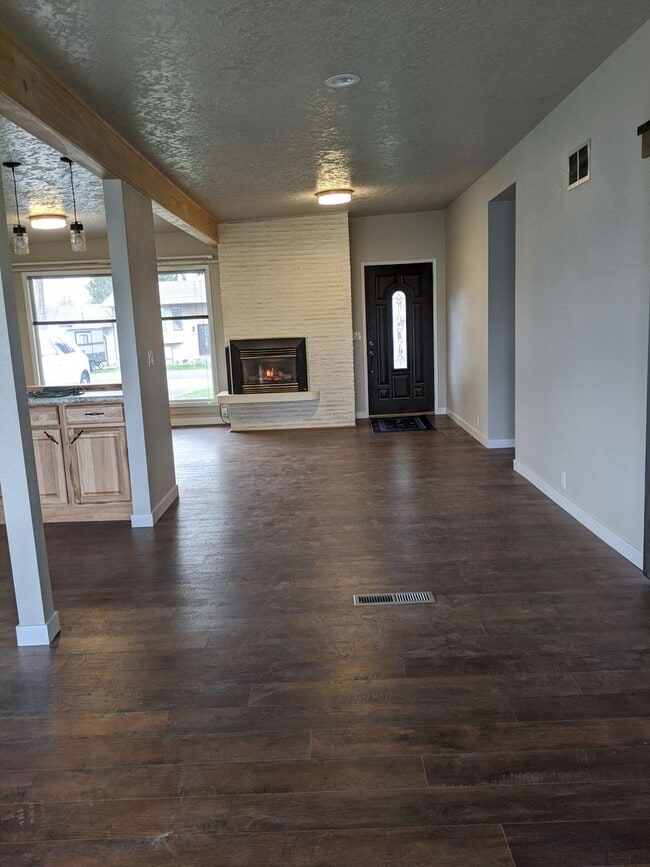 Building Photo - Beautifully updated 3 bedroom Orchards house