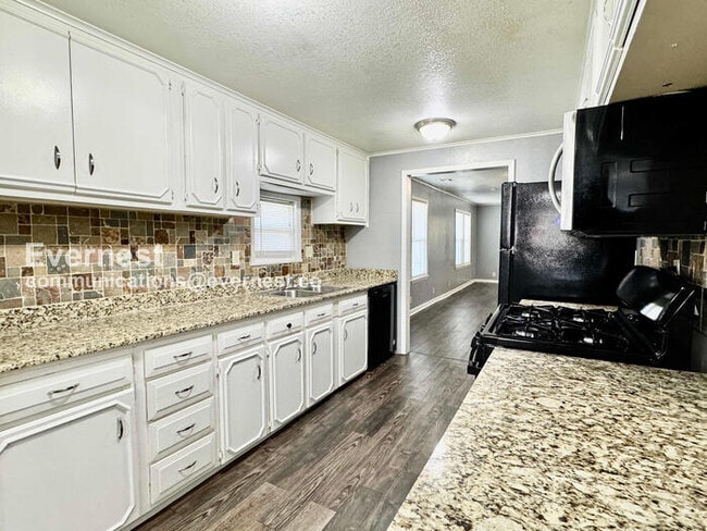 Building Photo - 3 Bed, 2 Bath with Fenced Yard / Pet-Friendly / Available Now!