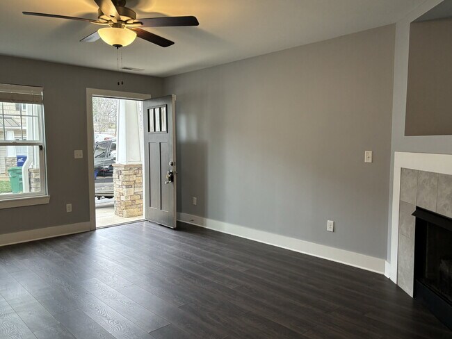 Building Photo - $500 Discount 1st month - 3 bedrooms/2.5 b...