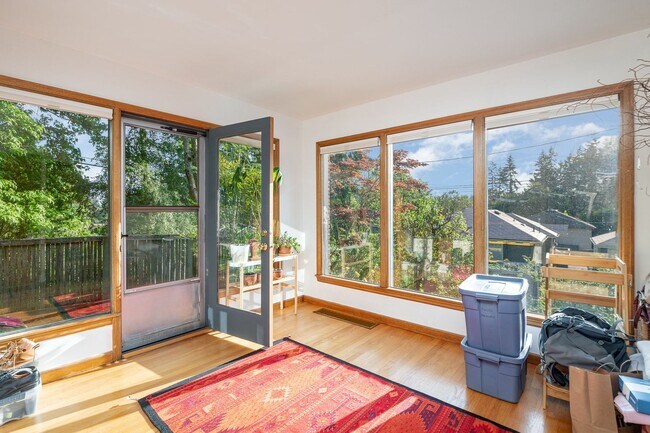 Building Photo - 4Bd/2Ba Seattle House