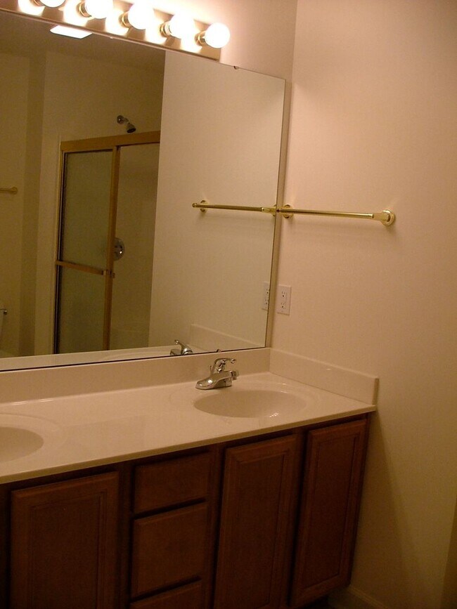 Building Photo - 183 Clusters Cir