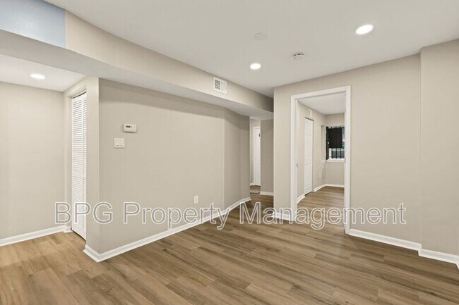 Building Photo - 1033 5th St NE