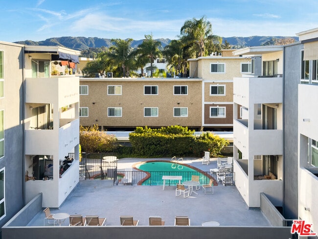 Building Photo - 5454 Zelzah Ave