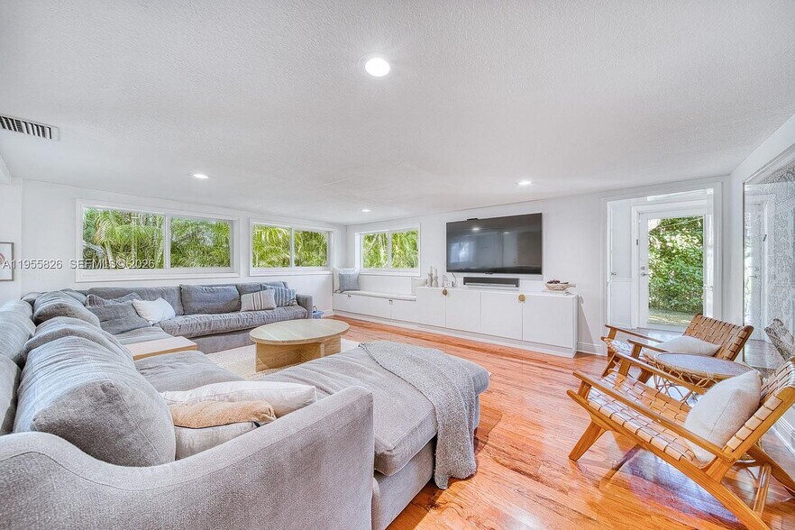 Building Photo - 3227 Riviera Dr