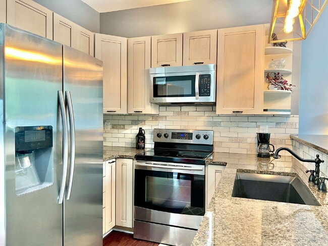 Building Photo - 1 Bed Apartment with TWO CAR GARAGE!