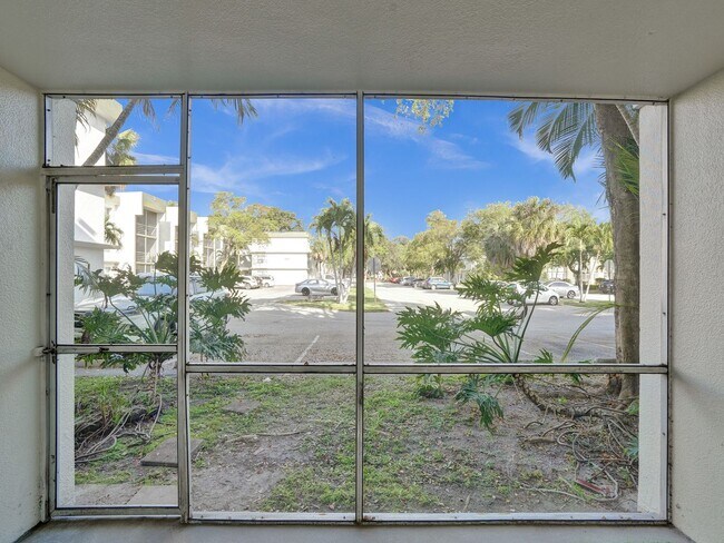 Building Photo - Renovated & Updated 2 Bed/2 Bath Condo with Patio – Prime Springcrest Location!
