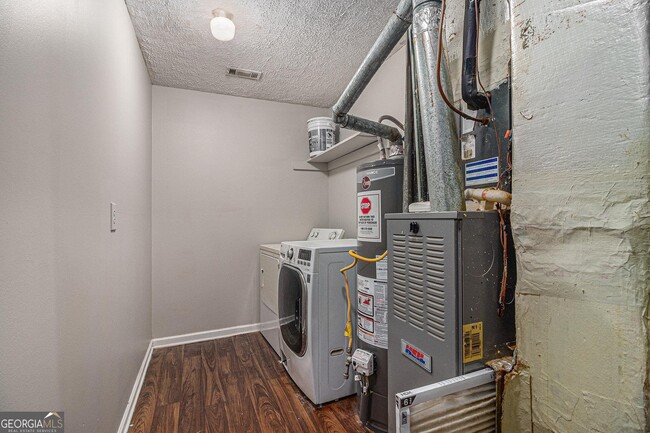 Building Photo - 5913 Summerglen Ln