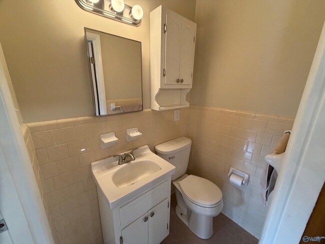 Building Photo - 900 Barclift St NW