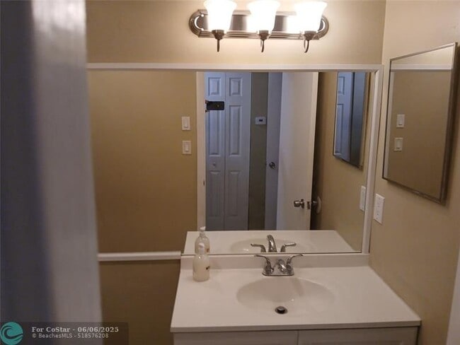 Building Photo - 9616 Oakburst Ln