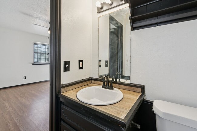 Building Photo - Charming 3-Bedroom Home Near OU Medical