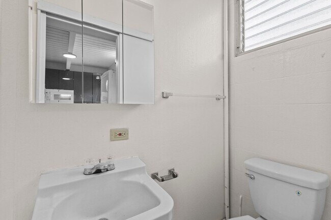 Building Photo - Renovated Tropic Gardens Town House for rent!