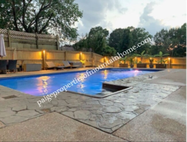 Building Photo - Stylish 3-Bedroom Home with Beautiful Kitc...