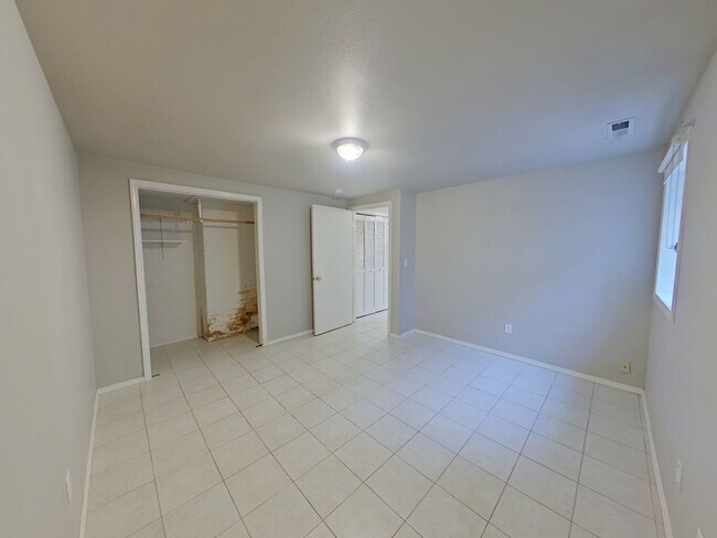 Building Photo - 2217-2219 NW Van Buren Ave