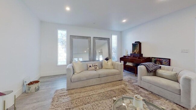 Building Photo - Waterfront Lido Island with Pool