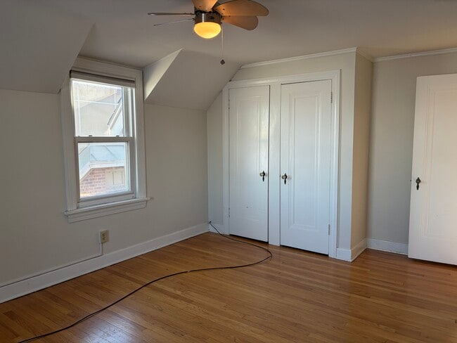 Building Photo - 934 W Shore Dr