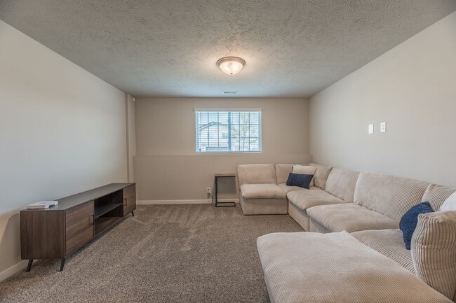 Building Photo - Open-Concept 3-Bedroom with Corner Lot Vie...