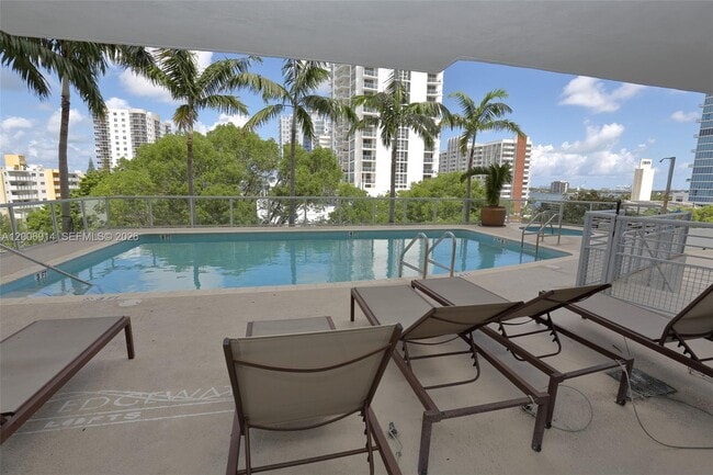 Building Photo - 2200 NE 4th Ave