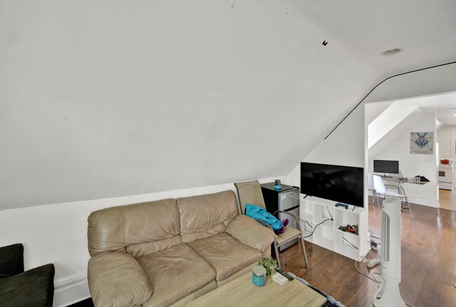 Building Photo - 2026 Maple Ave