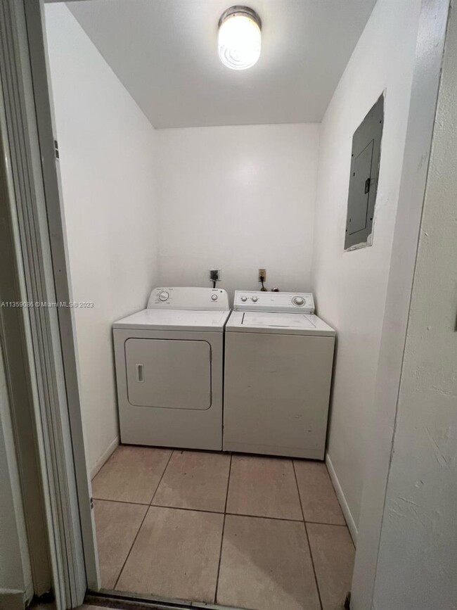 Building Photo - 3 bedroom in Miami FL 33161