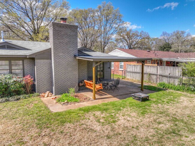 Building Photo - Colonial Acres East Memphis cutie! 3 bedrooms and tons of updates! Appliances included.