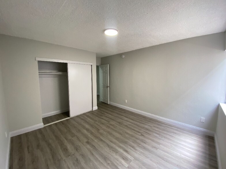 Building Photo - 641 W 92nd St