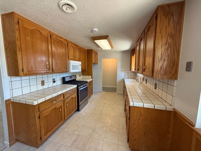 Building Photo - Single story home in east Modesto!