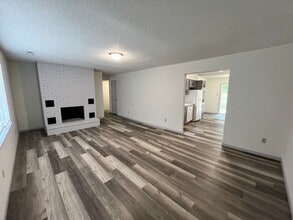 Building Photo - Lake Valley