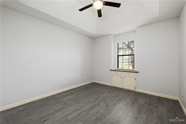 Building Photo - 404 E Cardinal Ave