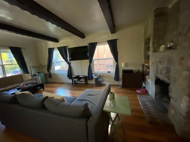 Building Photo - Spacious, Quiet N. Berk. House w/ a Large Private Backyard