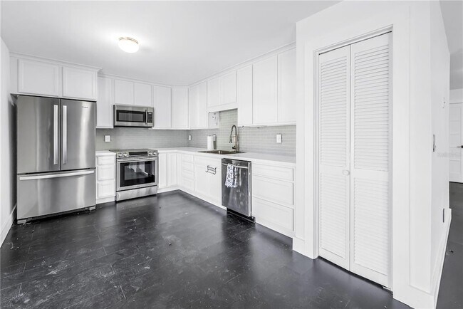 Building Photo - 3216 Pine Haven Dr