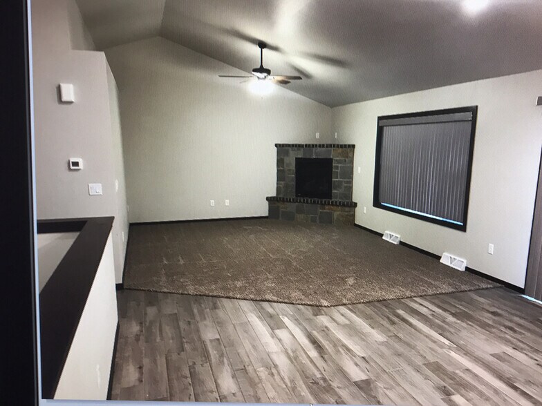 Building Photo - 3581 Veterans Ave