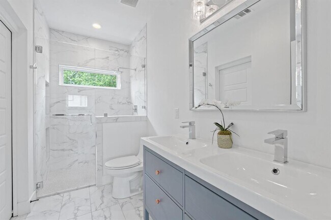 Building Photo - 402 W 55th St
