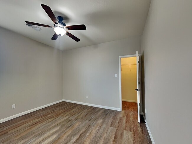 Building Photo - 528 Meadow Springs Dr