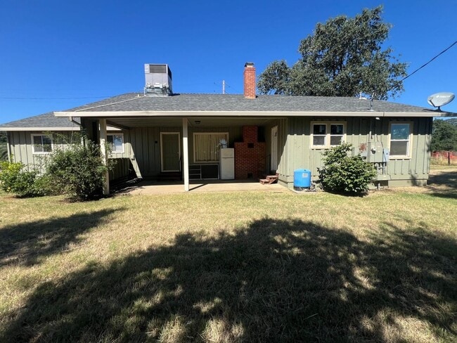 Building Photo - 3 bedroom 1 bath home in Red Bluff