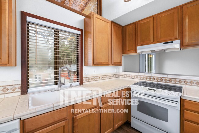 Building Photo - 2931 Myrtle Ln