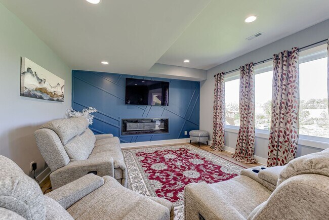 Building Photo - Spacious & Stylish 6-Bedroom Home in North...