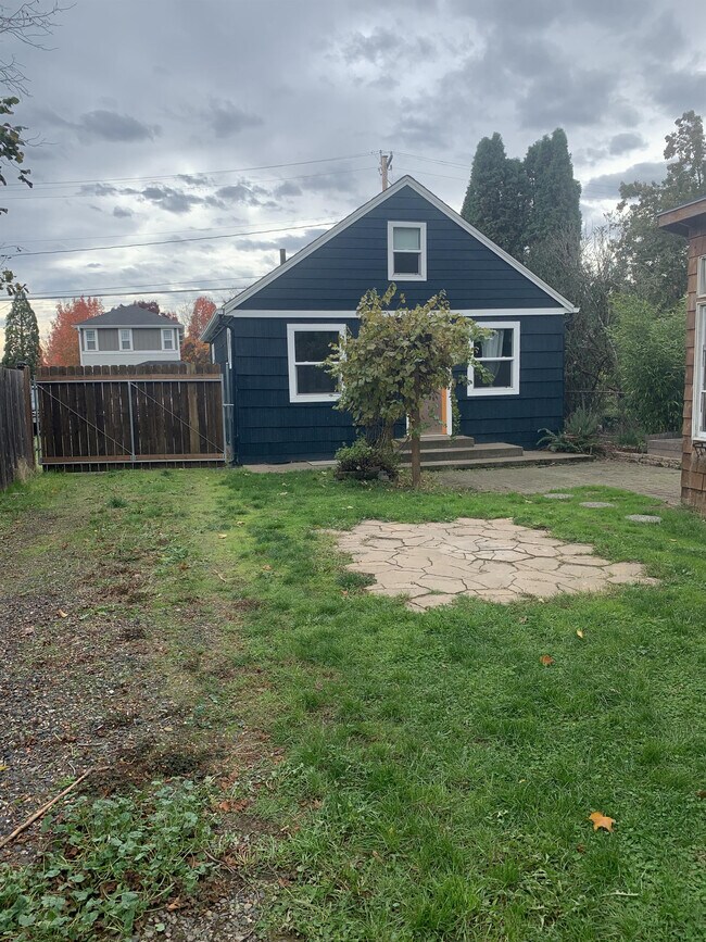 Building Photo - 8023 SE Cooper St