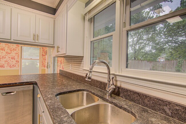 Building Photo - 2315 Treetop Ln