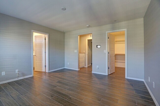 Building Photo - Newer, Fabulous town home in the heart of ...