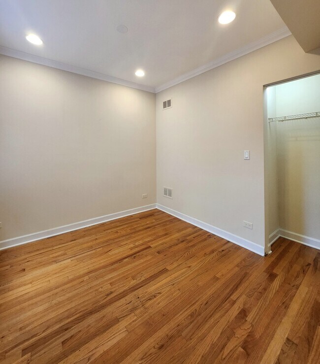 Building Photo - 2856 W Rosemont Ave