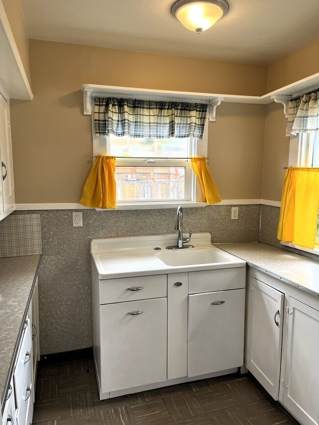 Building Photo - Pet-Friendly Centrally Located Fortuna Home Just Off Main Street!