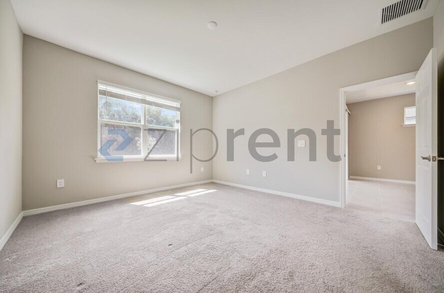 Building Photo - 1126 S Town and River Dr