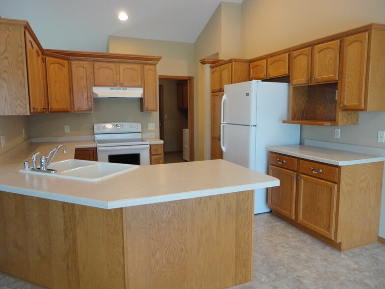 Building Photo - 338 Ponderosa Dr