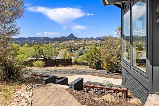 Building Photo - 828 Black Dr