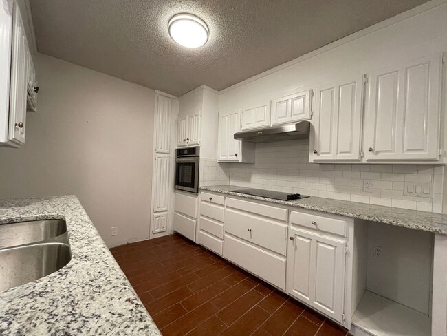 Building Photo - AVAILABLE NOW 2 BED 2 BATH TOWNHOME IN CLE...