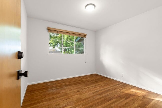 Building Photo - 5651 N Bryn Mawr St