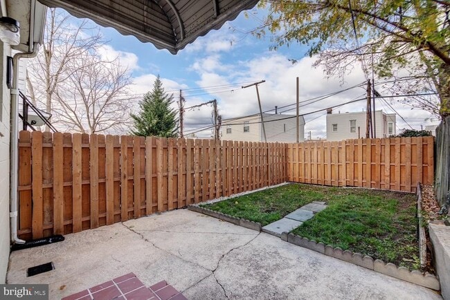 Building Photo - 1909 W 8th St