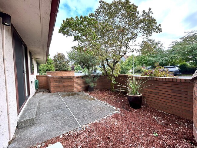 Building Photo - Cozy, Conveniently Located Large One Bedroom Condo!