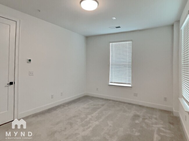 Building Photo - 828 S Columbia Dr