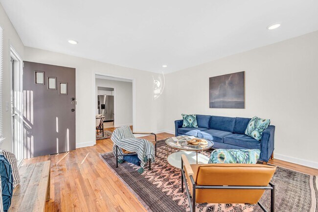 Building Photo - 3 Bed 2 Bath House w/Fenced Yard in East N...